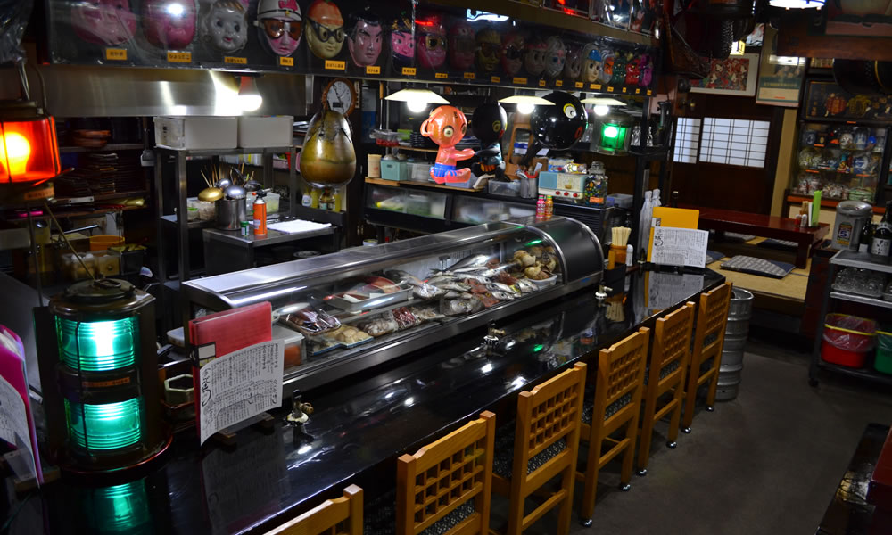 Once you step inside the store, you'll be greeted by a retro atmosphere reminiscent of the Showa era.